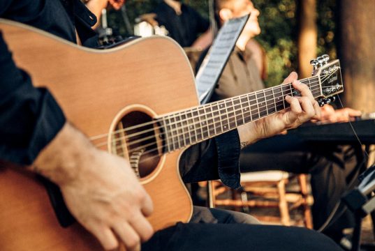 Gitara – jak wybrać idealny instrument na początek?