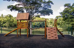 Huśtawka drewniana z bali – solidna atrakcja do rodzinnego ogrodu