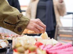 Catering na przyjęcie w domu – jak zaplanować menu bez stresu?