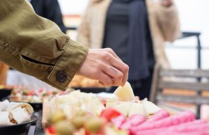 Catering na przyjęcie w domu – jak zaplanować menu bez stresu?