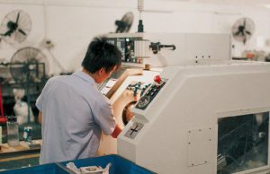 Jak automatyczna kontrola obrazu wspiera produkcję przemysłową?